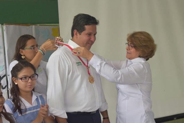 Rodrigo Lara recibió la condecoración de Martha Blanco de Yepes.